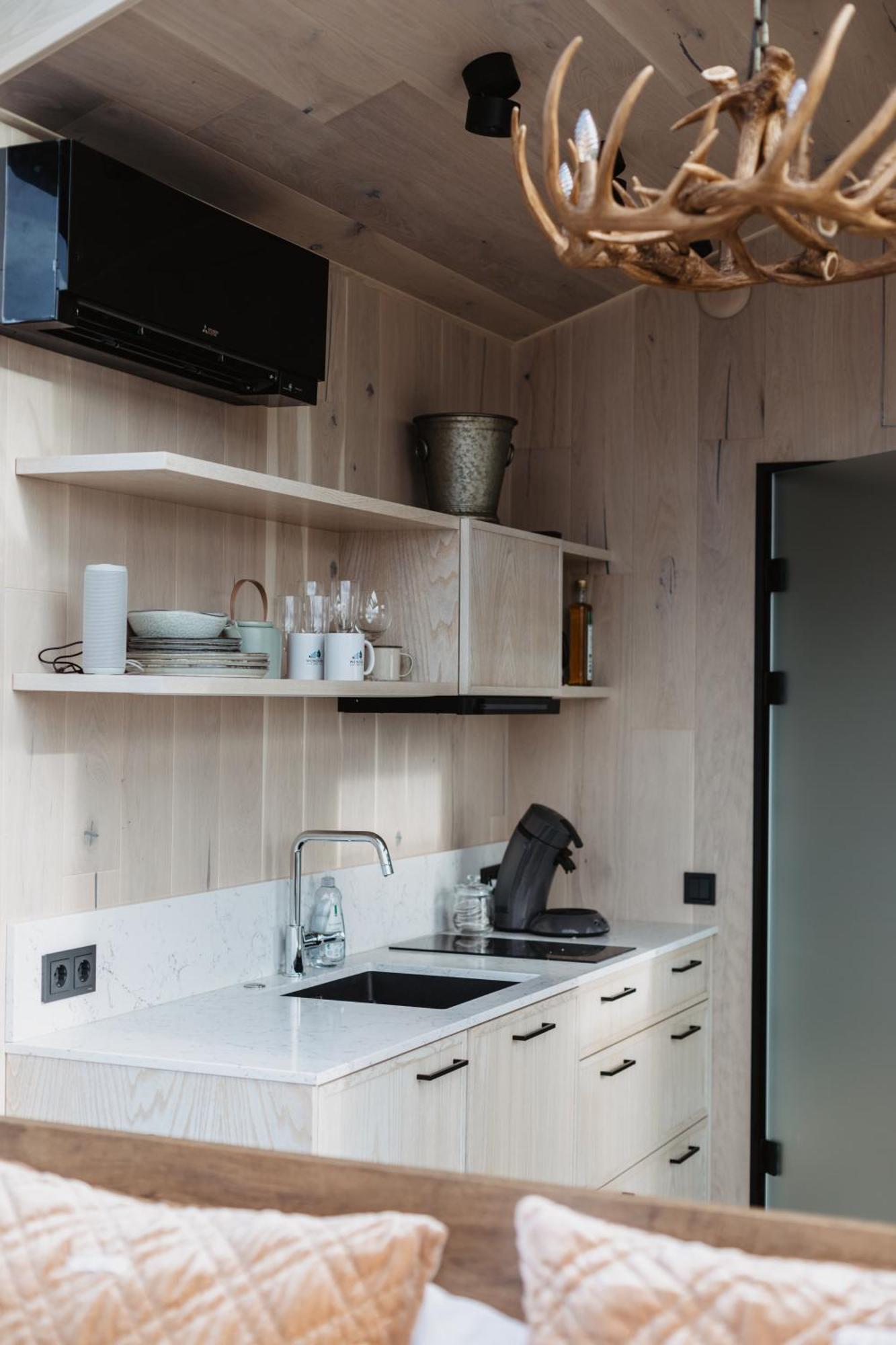 Wonderinn Arctic Utstrand Экстерьер фото